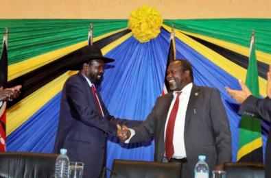 South Sudanese president Salva Kiir (L) shakes hands with rebel leader and former vice-president Riek Machar after signing an agreement at the end of talks ...(file by Nyamilepedia)
